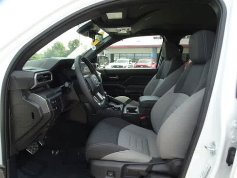Used 2025 Toyota Tacoma TRD Sport AWD/4WD image 18