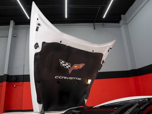 Used 2009 Chevrolet Corvette Coupe w/ Z51 Performance Package RWD image 23
