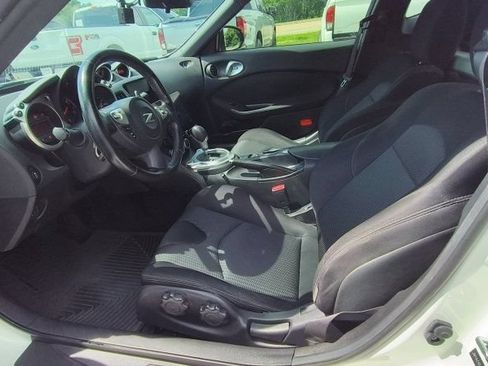 Used 2018 Nissan 370Z Coupe RWD image 10