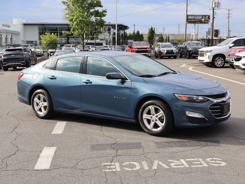Used 2024 Chevrolet Malibu LT FWD image 2