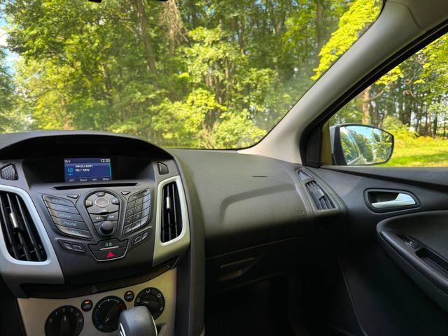 Used 2014 Ford Focus SE w/ SE Winter Package FWD image 10