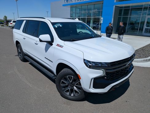 Certified 2022 Chevrolet Suburban Z71 w/ Luxury Package AWD/4WD image 4