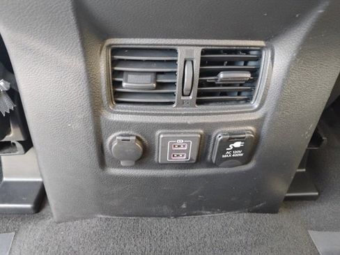 Used 2021 Nissan Titan SV w/ SV Convenience Package image 10