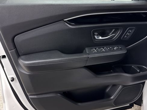 Used 2025 Honda Pilot EX-L image 3