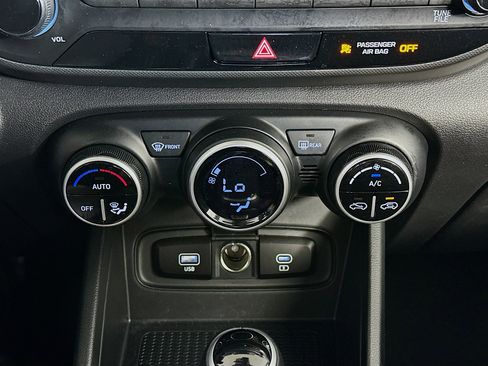 Used 2025 Hyundai Venue SEL image 23