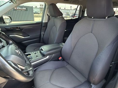 Used 2024 Toyota Highlander LE FWD image 14