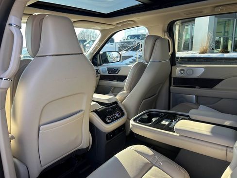 Used 2019 Lincoln Navigator Reserve image 11