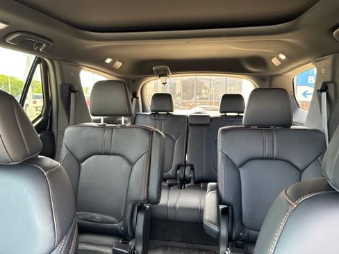 Used 2025 Honda Pilot TrailSport image 10