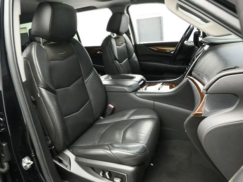 Used 2019 Cadillac Escalade Luxury image 25