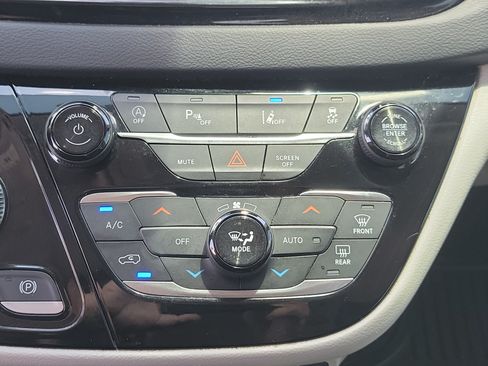 Used 2023 Chrysler Pacifica Touring-L FWD image 28