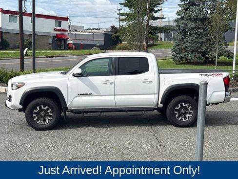 Used 2019 Toyota Tacoma TRD Off-Road AWD/4WD image 4
