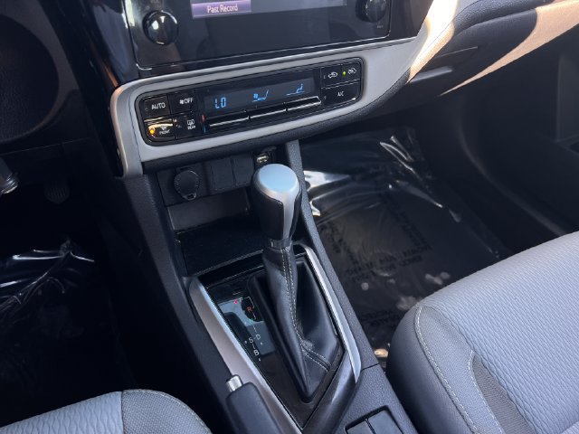 Used 2017 Toyota Corolla LE w/ Carpet Mat Package (TMS) FWD image 22