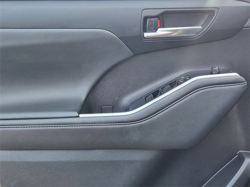 Used 2022 Toyota Highlander XLE image 6