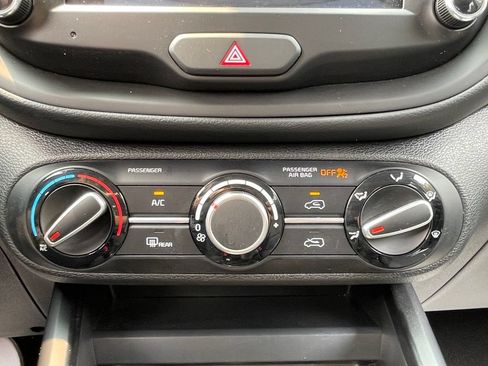 Used 2025 Kia Soul LX w/ LX Technology Package FWD image 25