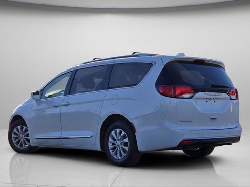 Used 2018 Chrysler Pacifica Touring-L FWD image 20