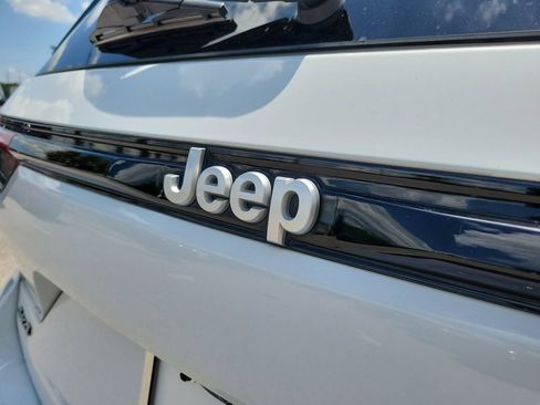 Used 2024 Jeep Grand Cherokee Laredo X AWD/4WD image 8