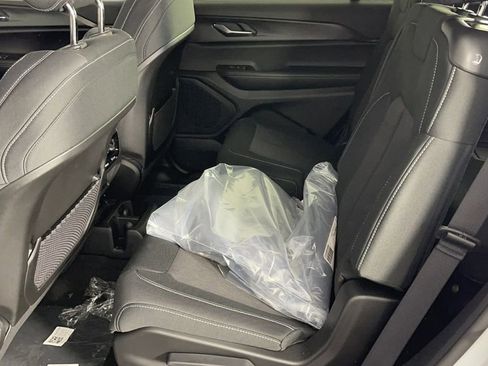 New 2025 Jeep Grand Cherokee L Laredo image 13