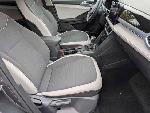 Used 2025 Volkswagen Taos SE w/ Panoramic Sunroof Package image 34