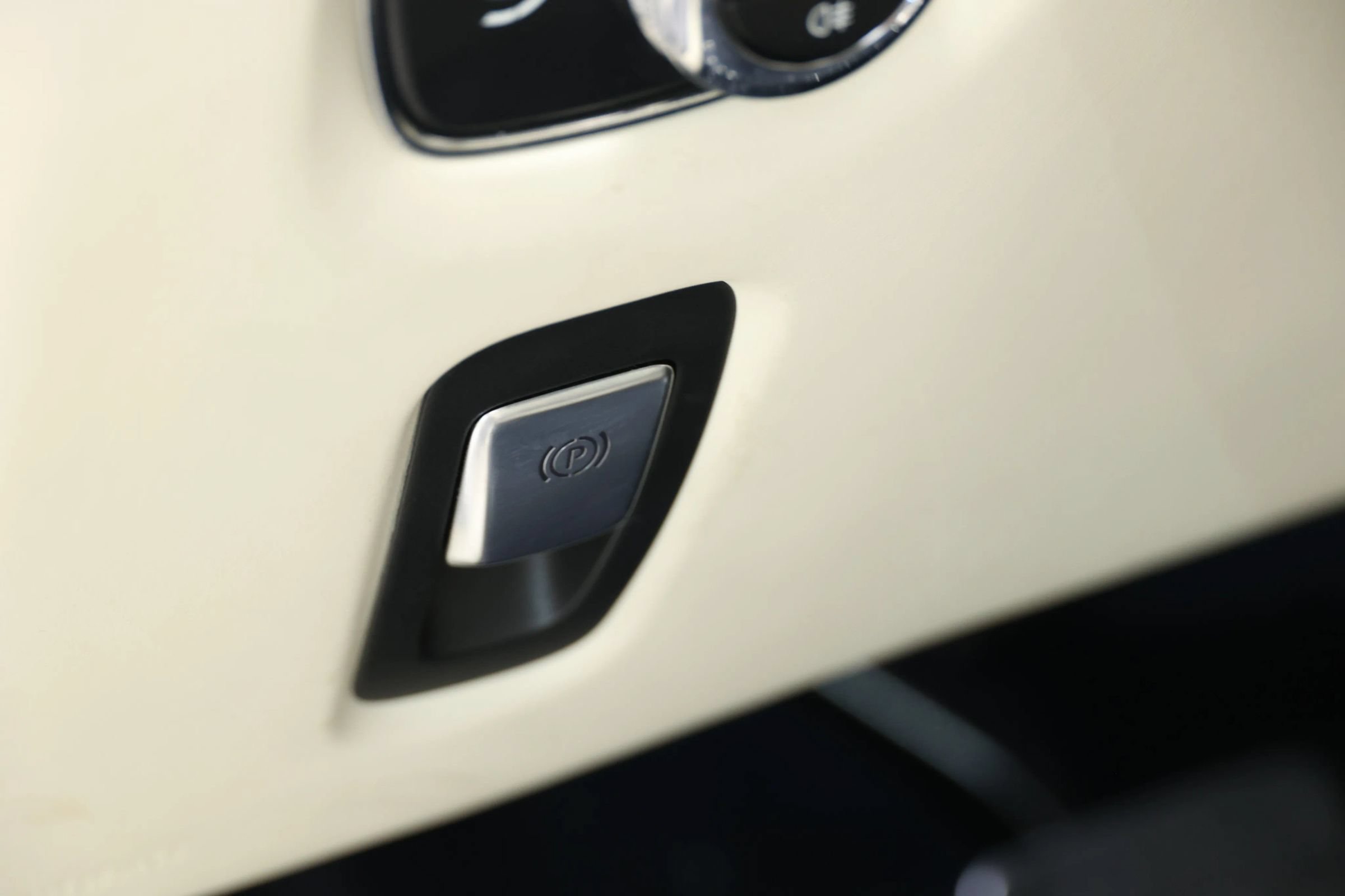 Used 2019 Aston Martin DB11 Coupe RWD image 31