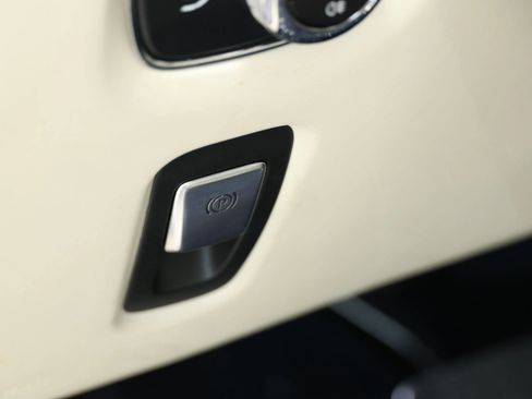 Used 2019 Aston Martin DB11 Coupe RWD image 31