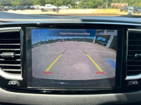 Certified 2025 Chrysler Pacifica Select FWD image 17