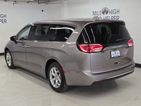 Used 2017 Chrysler Pacifica Touring Plus w/ Tire & Wheel Group FWD image 11