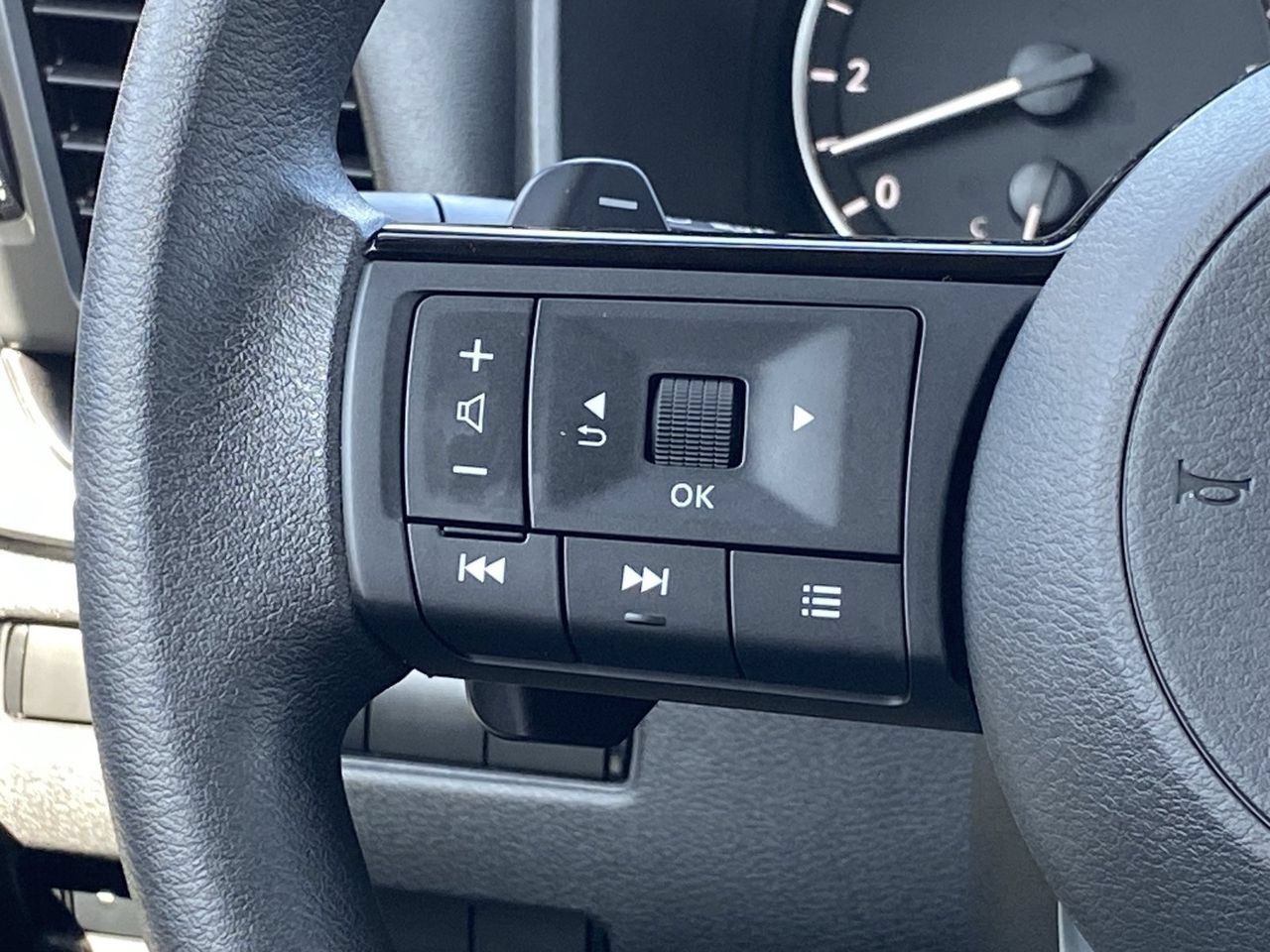 Certified 2023 Nissan Rogue SV FWD image 25