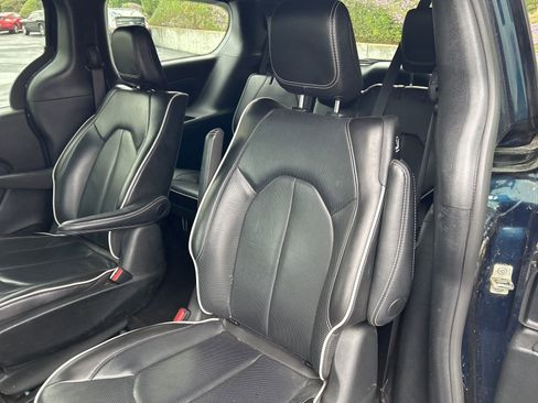 Used 2024 Chrysler Pacifica Premium image 12