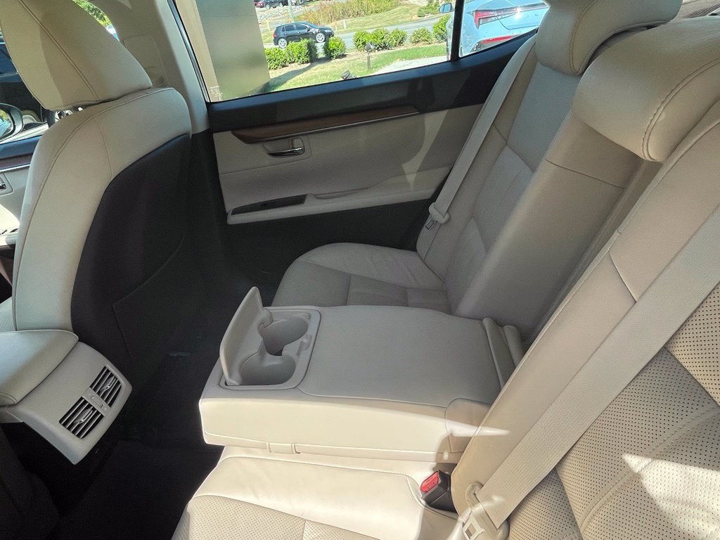 Used 2016 Lexus ES 300h w/ Luxury Package w/Wood Trim FWD image 29