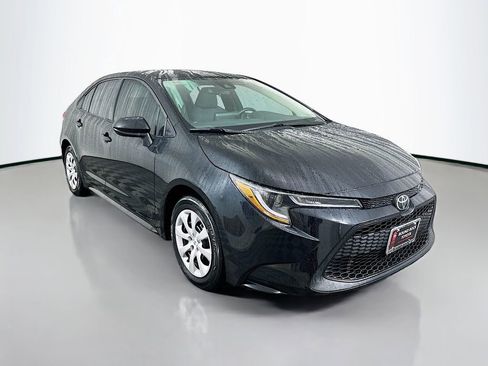 Used 2022 Toyota Corolla LE image 3