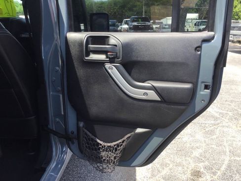 Used 2014 Jeep Wrangler Unlimited Sahara w/ Connectivity Group AWD/4WD image 38