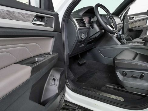 Certified 2023 Volkswagen Atlas Cross Sport SE FWD image 10