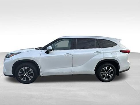 Used 2023 Toyota Highlander XLE image 3