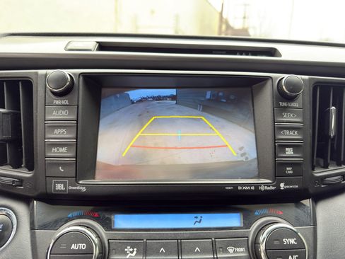 Used 2018 Toyota RAV4 SE image 14