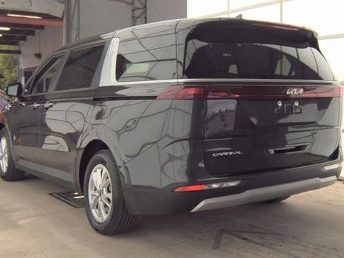 Used 2024 Kia Carnival LX FWD image 6