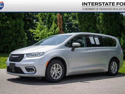 Used 2023 Chrysler Pacifica Touring-L FWD image 1