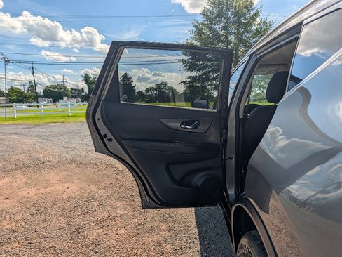 Used 2016 Nissan Rogue SV AWD/4WD image 11