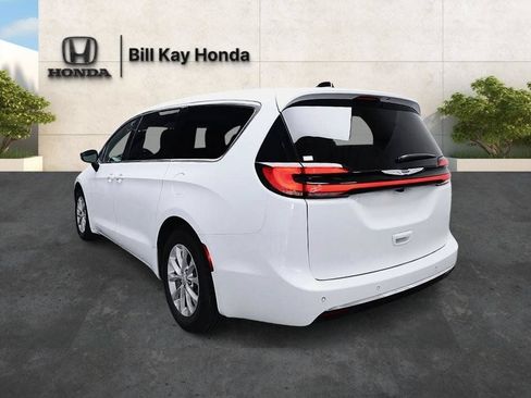 Used 2026 Chrysler Pacifica Limited FWD image 3