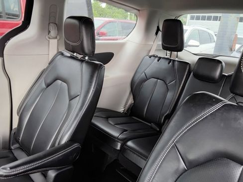 Used 2023 Chrysler Pacifica Touring-L FWD image 12