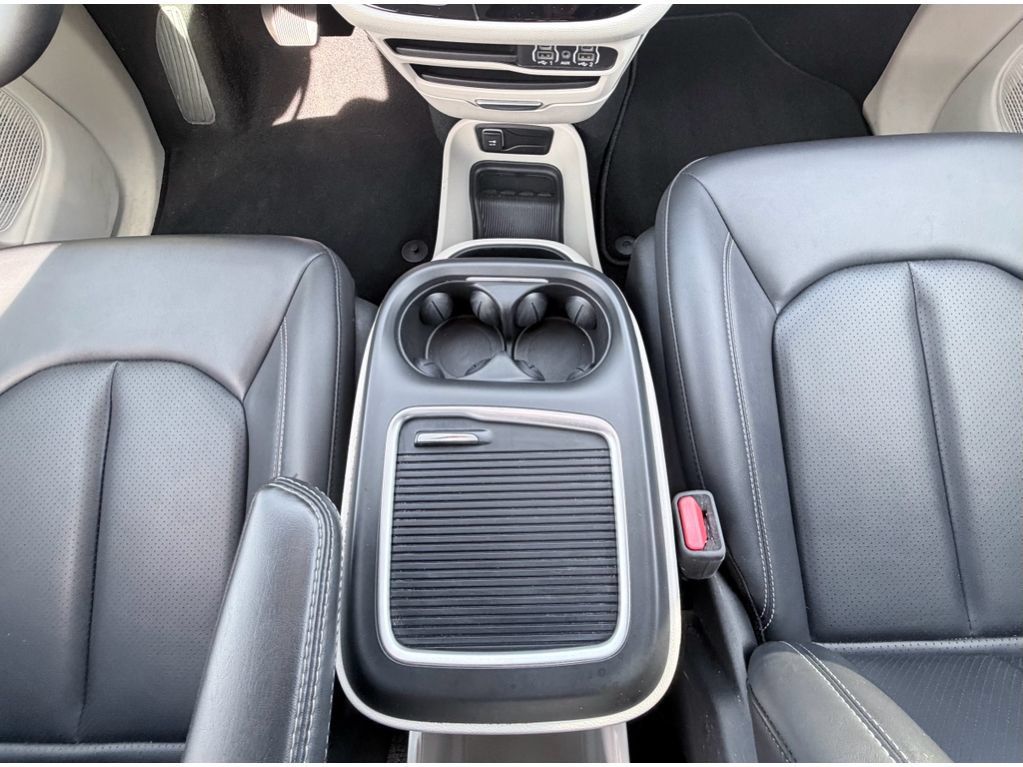 Used 2024 Chrysler Pacifica Touring-L FWD image 17