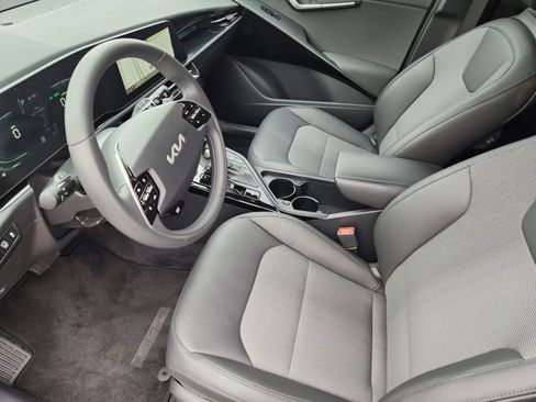 Certified 2024 Kia Niro EX FWD image 2