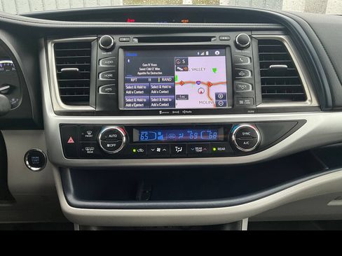 Used 2019 Toyota Highlander XLE AWD/4WD image 5