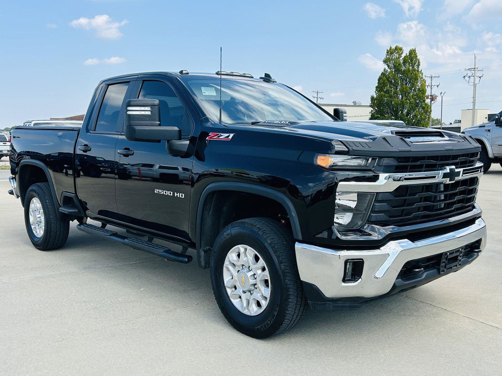 Used 2024 Chevrolet Silverado 2500 LT AWD/4WD image 2