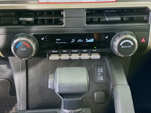Certified 2025 Toyota Tacoma SR5 AWD/4WD image 15