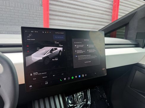 Used 2024 Tesla Cybertruck AWD Crew Cab image 22