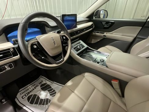 Used 2023 Lincoln Aviator 2WD w/ Premium Package image 9
