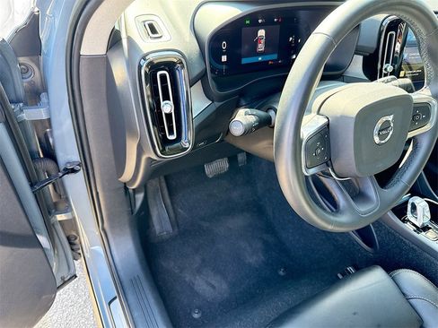 Used 2023 Volvo XC40 B4 Plus image 10