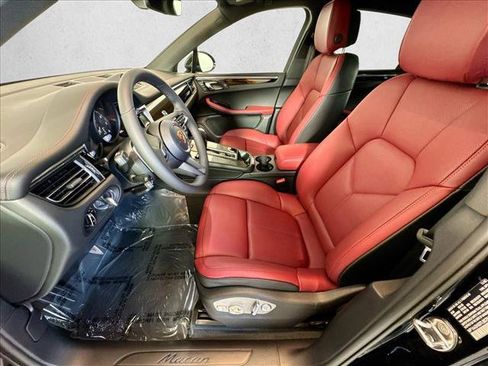 Certified 2026 Porsche Macan AWD/4WD image 5