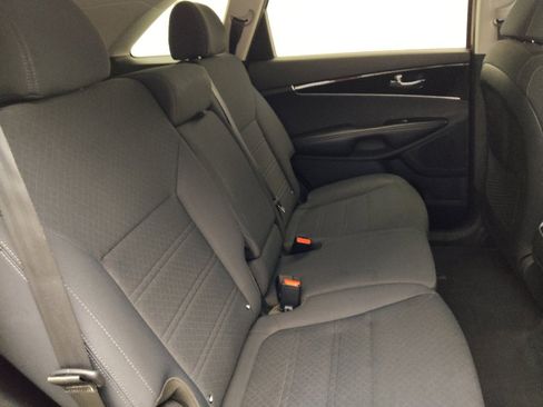 Used 2019 Kia Sorento S image 19