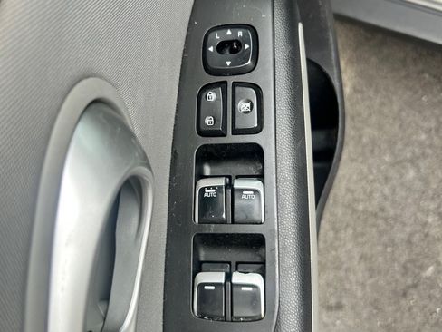 Used 2018 Kia Soul + FWD image 11